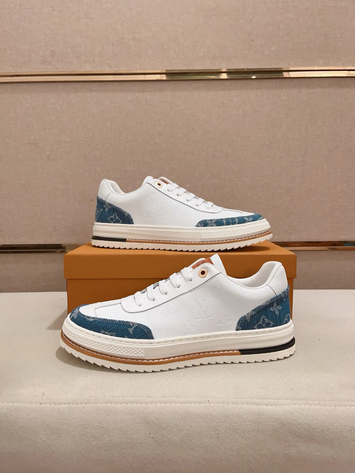 Men's shoes💰 400💰Louis Vuitton (Louis Vuitton/LV) top 🔍🔍 new models are on sale at the same time, the upper 🇮🇹 imported first-layer cowhide from Italy, fully imported sheepskin lining 💪💪, completely 1⃣️ to 1 ⃣️Re-engraved🇮🇹💪💪, ⚠Sole: The original sole is specially provided by the original factory, the exclusive movable molded sole is super comfortable, ⚠The original factory follows the order, 🔍🔍high quality, you can enter and exit the counter at will, welcome to compare⚠. Code number: 38-44. Can be customized for 45 non-refundable!